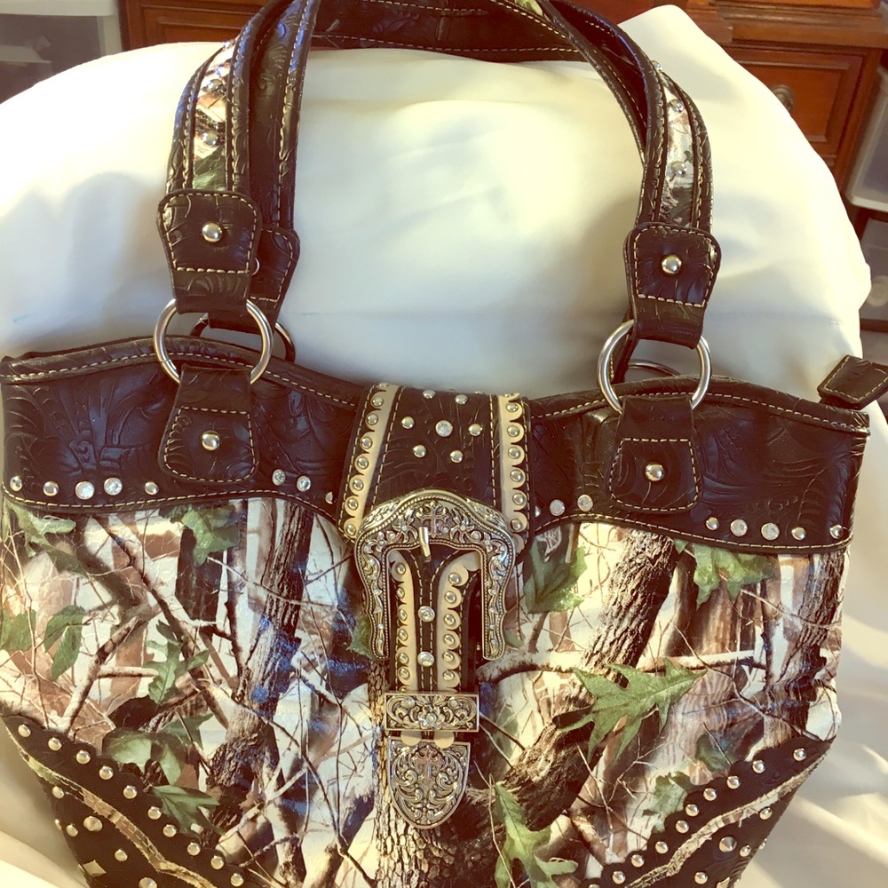 Beautiful shoulder strap bag.